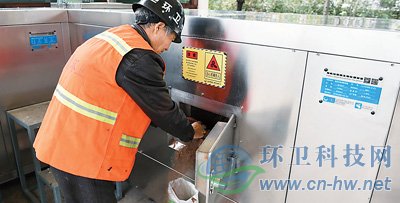 德清縣武康鎮環衛工人在裝運經過分散式垃圾處理設備變廢為寶的肥料