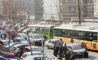 二手車“霸占”人行道 行人走車行道膽戰(zhàn)心驚