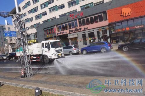 北京启用道路冲洗新技术：前车洒水 后车吸水