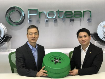 自左至右:Protean Electric首席執(zhí)行官陳國賢與萬安集團總裁陳江和PD16樣機合影