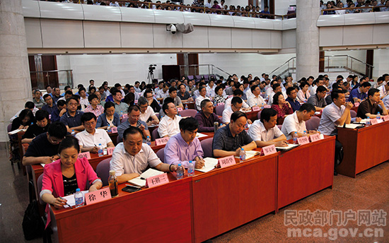 5月23日下午，民政部召开部党组理论中心组学习（扩大）会议，贯彻落实中央关于推进“两学一做”常态化制度化的要求，专题学习习近平总书记关于基层工作系列重要论述，以习近平总书记关于基层工作的要求为指导，总结分析前段时间蹲点工作情况，部署持续深入推进加强基层民政工作。部党组书记、部长黄树贤出席会议并讲话。