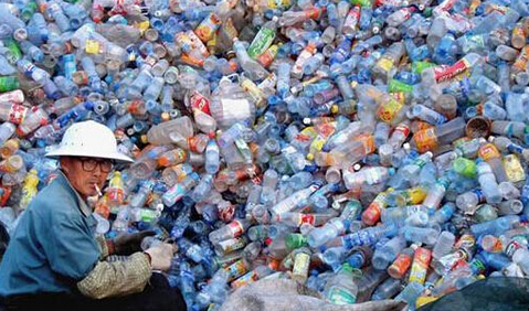 废弃塑料瓶将酿严重环境**!快把它"收"了吧