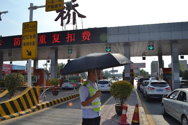 三桥站为员工发放过夏防热物品