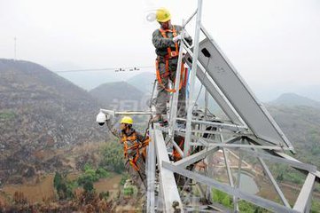 陇县分公司运维人员雨天充电忙