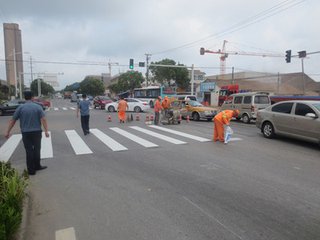 西临路政中队净化路域环境