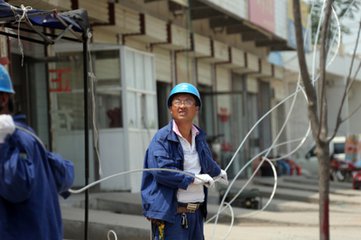 高温过后 大荔分公司埝桥供电所忙消缺