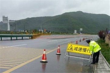 西耀分公司积极应对持续降雨天气确保道路通行状态良好