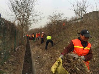 西渭分公司迎“双节”路容路貌早整治