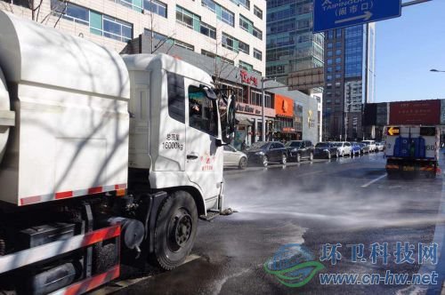 北京启用道路冲洗新技术：前车洒水 后车吸水