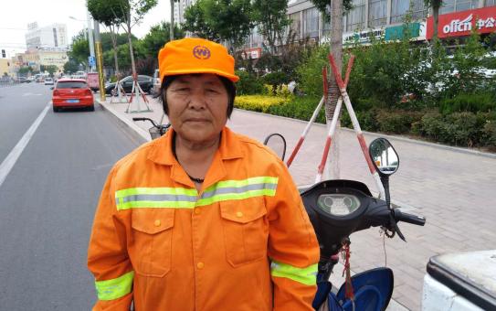 阳信68岁环卫工人跪地捡拾垃圾  请尊重环卫工人的工作！