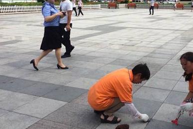青海城西环卫工人配备便携小挎包，铲子是清理小广告的“神器”