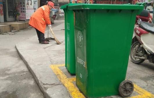 成都城区垃圾箱在减少 出现环卫工人自制‘垃圾桶’